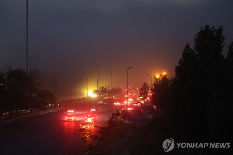 13일(현지시간) 이스라엘의 공습으로 이란 수도 테헤란에서 화재가 발생하면서 연기가 가득 차 있다. (출처=연합뉴스)
