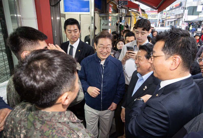 이재명 더불어민주당 대통령 후보가 1일 오후 경기도 연천군 전곡시외터미널 인근에서 군 장병들과 대화를 하고 있다. 2025.5.1/뉴스1 ⓒ News1 이재명 기자