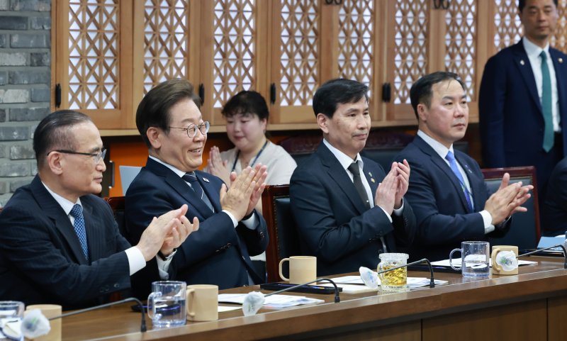 [연천=뉴시스] 고범준 기자 = 이재명 대통령이 13일 경기도 연천군청에서 열린 기본소득 실시지역 현황 점검에서 참석자들과 박수치고 있다. (대통령실통신사진기자단) 2025.06.13. bjko@newsis.com