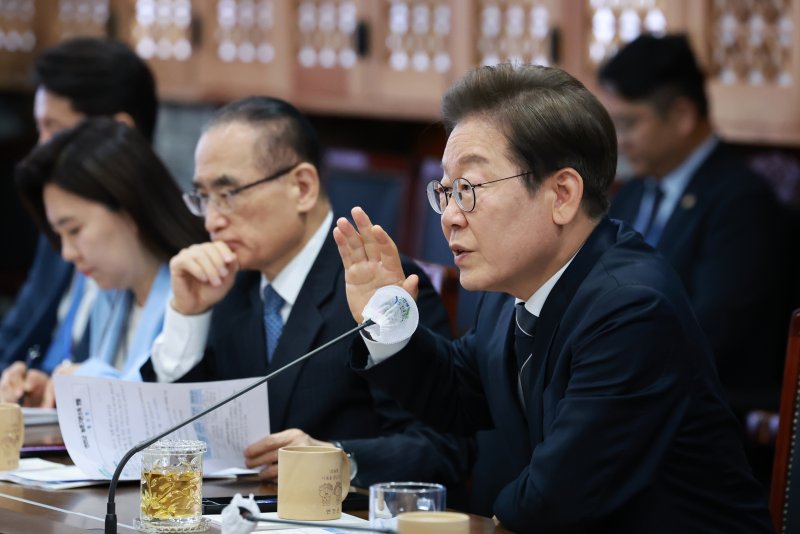 [연천=뉴시스] 고범준 기자 = 이재명 대통령이 13일 경기도 연천군청에서 기본소득 실시지역 현황 점검을 하며 발언하고 있다. (대통령실통신사진기자단) 2025.06.13. bjko@newsis.com