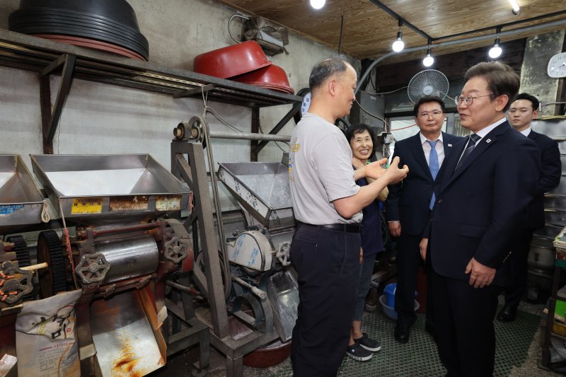 [연천=뉴시스] 고범준 기자 = 이재명 대통령이 13일 기본소득 실시지역 현황점검을 위해 방문한 경기도 연천군 방앗간에서 주인과 대화하고 있다. (대통령실통신사진기자단) 2025.06.13. bjko@newsis.com