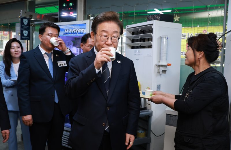 [연천=뉴시스] 고범준 기자 = 이재명 대통령이 13일 기본소득 실시지역 현황점검을 위해 방문한 경기도 연천군 식당에서 콩물을 마시고 있다. (대통령실통신사진기자단) 2025.06.13. bjko@newsis.com