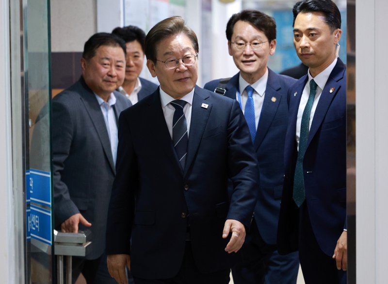 [파주=뉴시스] 고범준 기자 = 이재명 대통령이 13일 경기도 파주시 장단면 행정복지센터에서 열린 주민 간담회에 참석하고 있다. 2025.06.13. bjko@newsis.com