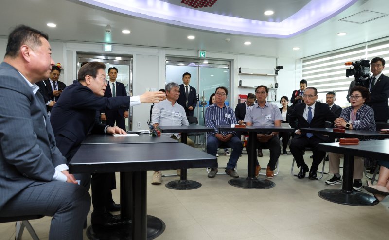 [파주=뉴시스] 고범준 기자 = 이재명 대통령이 13일 경기도 파주시 장단면 행정복지센터에서 열린 주민 간담회에서 발언하고 있다. 2025.06.13. bjko@newsis.com