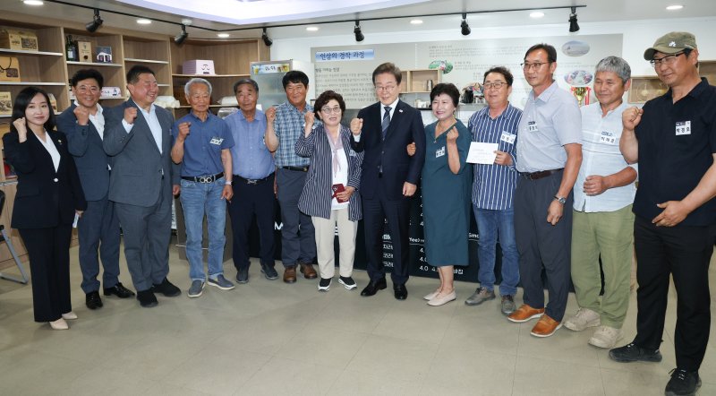 [파주=뉴시스] 고범준 기자 = 이재명 대통령이 13일 경기도 파주시 장단면 행정복지센터에서 열린 주민 간담회에서 주민들과 기념촬영하고 있다. 2025.06.13. bjko@newsis.com