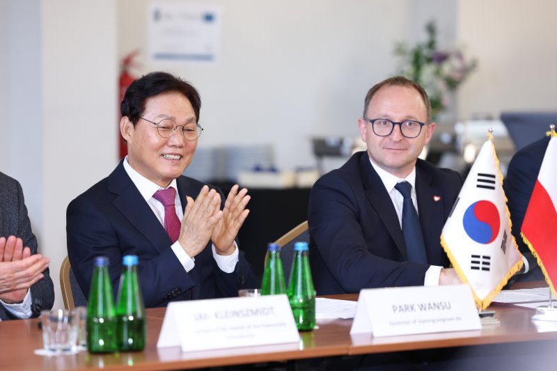 [폴란드=뉴시스]북유럽 3개국 순방에 나선 박완수(왼쪽) 경남도지사가 13일 오전(현지시각) 폴란드 포모르스키에주를 공식 방문해 마르친 스퀴에라프스키 부총리가 지켜보는 가운데 밝은 모습으로 박수치고 있다.(사진=경남도 제공) 2025.06.13. photo@newsis.com