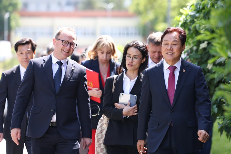 [폴란드=뉴시스]북유럽 3개국 순방에 나선 박완수(오른쪽) 경남도지사가 13일 오전(현지시각) 폴란드 포모르스키에주를 공식 방문해 마르친 스퀴에라프스키 부총리 안내를 받으며 걷고 있다.(사진=경남도 제공) 2025.06.13. photo@newsis.com
