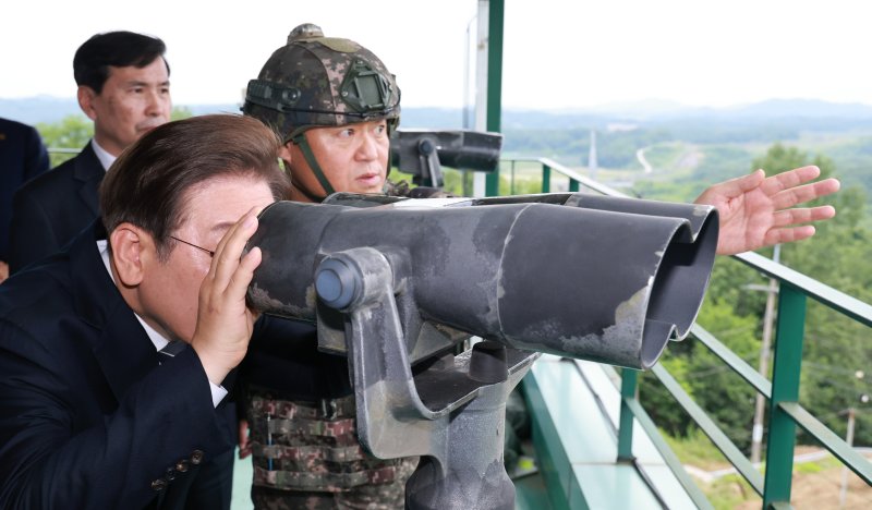 [연천=뉴시스] 고범준 기자 = 이재명 대통령이 13일 경기도 연천군 25사단 비룡전망대를 방문해 망원경으로 북측을 살펴보고 있다. 2025.06.13. bjko@newsis.com
