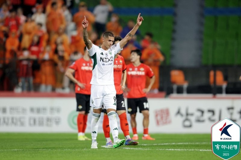 전북 현대 티아고가 13일 열린 하나은행 K리그1 2025 18라운드 강원FC전에서 두 골을 터뜨려 팀의 3-0 승리를 이끌었다. (한국프로축구연맹 제공)