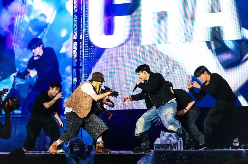 BTS 제이홉 솔로 월드투어 앙코르 콘서트에서 한 무대를 꾸미는 제이홉과 슬롯 머신 사이트