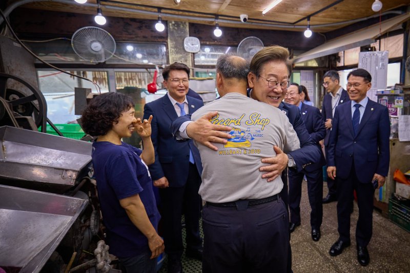 이재명 프리미어카지노이 지난 13일 경기 연천군의 한 방앗간에서 기본소득 실시지역 현황을 점검하며 주인과 포옹하고 있다. 이재명 프리미어카지노 SNS 캡처