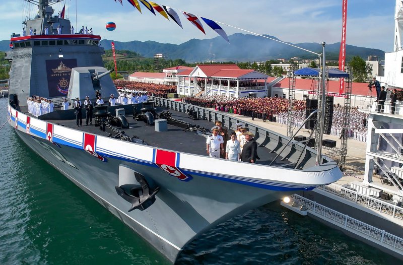(평양 노동신문=뉴스1) = 북한 노동당 기관지 노동신문은 13일 "해군 구축함 진수기념식이 6월 12일에 나진조선소에서 진행됐다"라고 보도했다. 김정은 당 총비서도 이날 진수식에 참석했으며 새로 건조한 구축함은 '최현'급으로, 함의 명칭은 '강건'호로 명명했다. [국내에서만 사용가능. 재배포 금지. DB 금지. For Use Only in the Republic of Korea. Redistribution Prohibited] rodongphoto@news1.kr