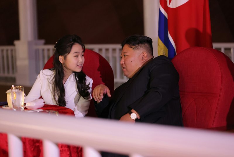 (평양 노동신문=뉴스1) = 김정은 북한 노동당 총비서와 딸 주애가 신형 구축함 진수식 기념공연을 관람하는 모습.[국내에서만 사용가능. 재배포 금지. DB 금지. For Use Only in the Republic of Korea. Redistribution Prohibited] rodongphoto@news1.kr