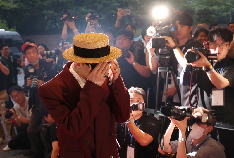 [뉴스1 ★]'선행 빛났지만' 지드래곤, 8억8천만원 기부…40분 지각 ‘아쉬움’