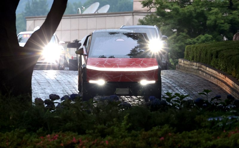 [뉴스1 ★]'선행 빛났지만' 지드래곤, 8억8천만원 기부…40분 지각 ‘아쉬움’