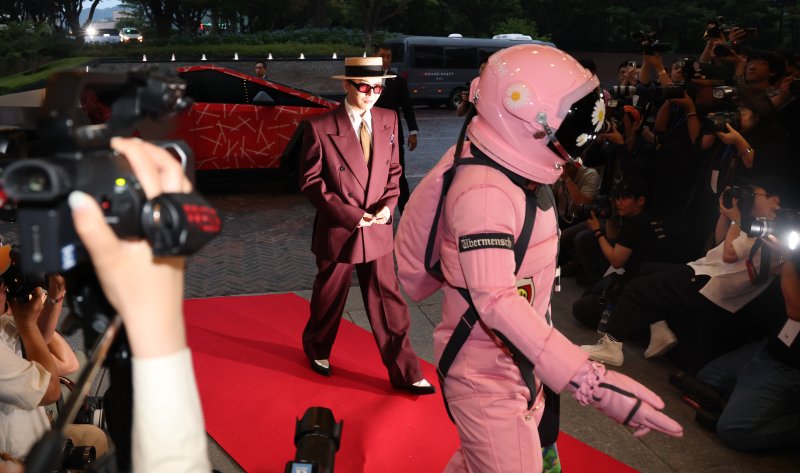 [뉴스1 ★]'선행 빛났지만' 지드래곤, 8억8천만원 기부…40분 지각 ‘아쉬움’