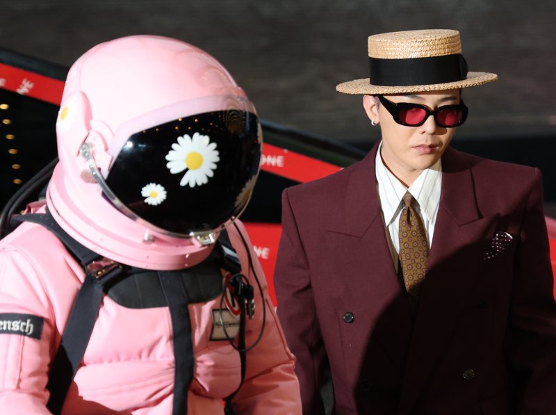 [뉴스1 ★]'선행 빛났지만' 지드래곤, 8억8천만원 기부…40분 지각 ‘아쉬움’