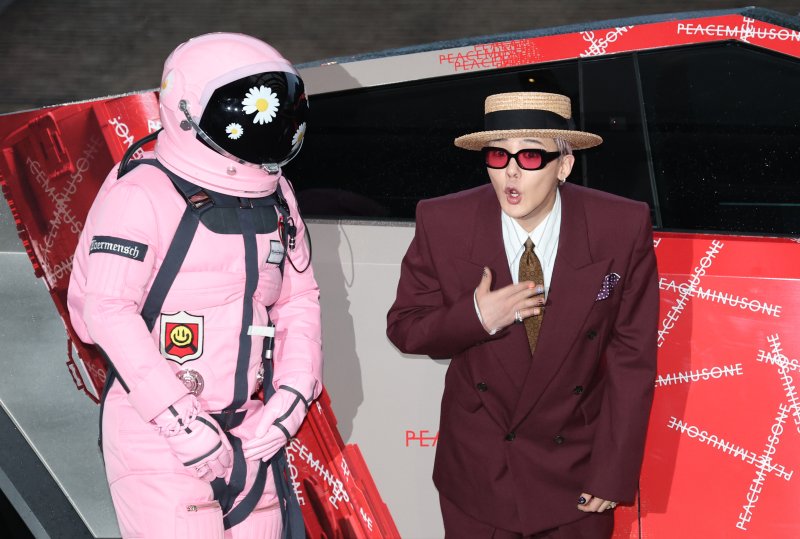 [뉴스1 ★]'선행 빛났지만' 지드래곤, 8억8천만원 기부…40분 지각 ‘아쉬움’