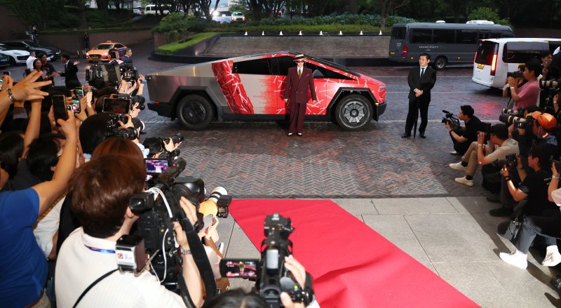 [뉴스1 ★]'선행 빛났지만' 지드래곤, 8억8천만원 기부…40분 지각 ‘아쉬움’