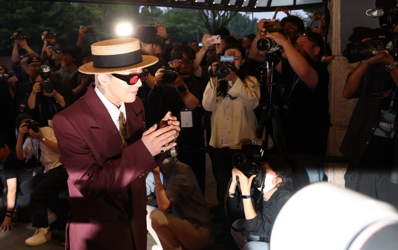 [뉴스1 ★]'선행 빛났지만' 지드래곤, 8억8천만원 기부…40분 지각 ‘아쉬움’