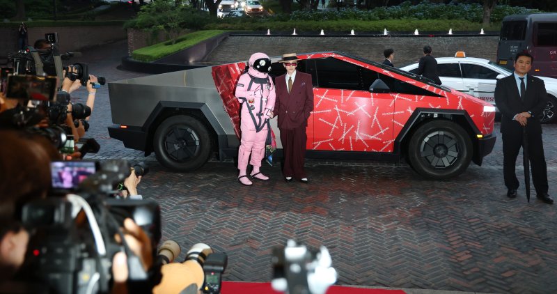 [뉴스1 ★]'선행 빛났지만' 지드래곤, 8억8천만원 기부…40분 지각 ‘아쉬움’