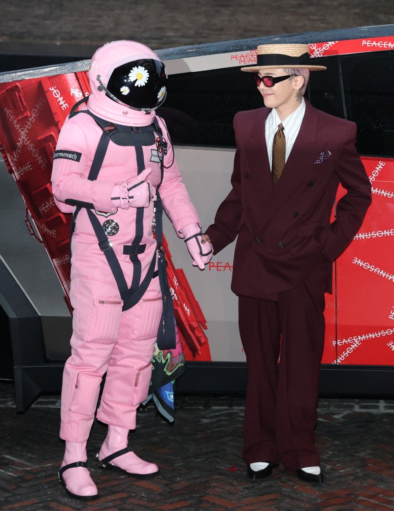 [뉴스1 ★]'선행 빛났지만' 지드래곤, 8억8천만원 기부…40분 지각 ‘아쉬움’