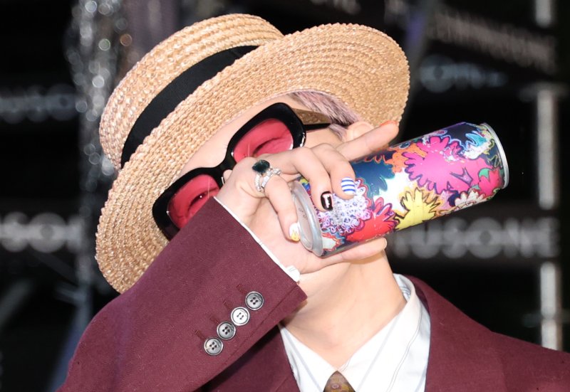 [뉴스1 ★]'선행 빛났지만' 지드래곤, 8억8천만원 기부…40분 지각 ‘아쉬움’