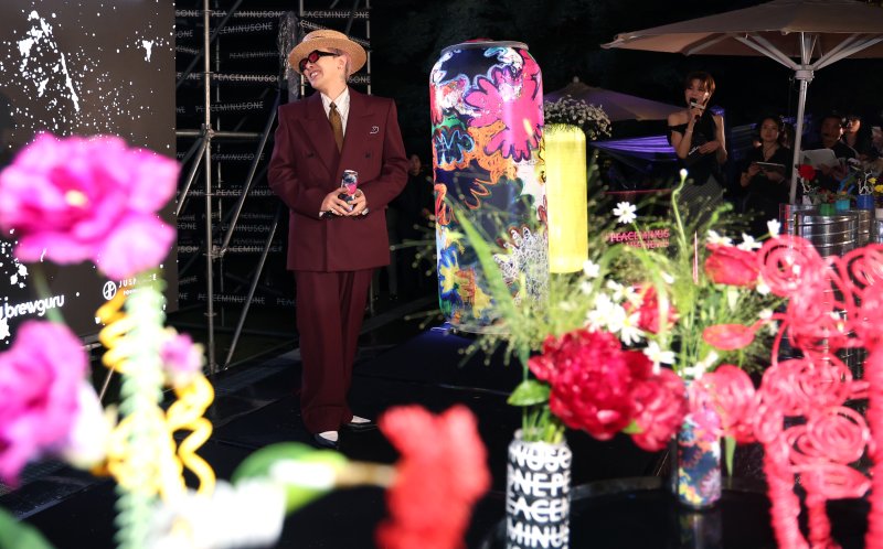 [뉴스1 ★]'선행 빛났지만' 지드래곤, 8억8천만원 기부…40분 지각 ‘아쉬움’