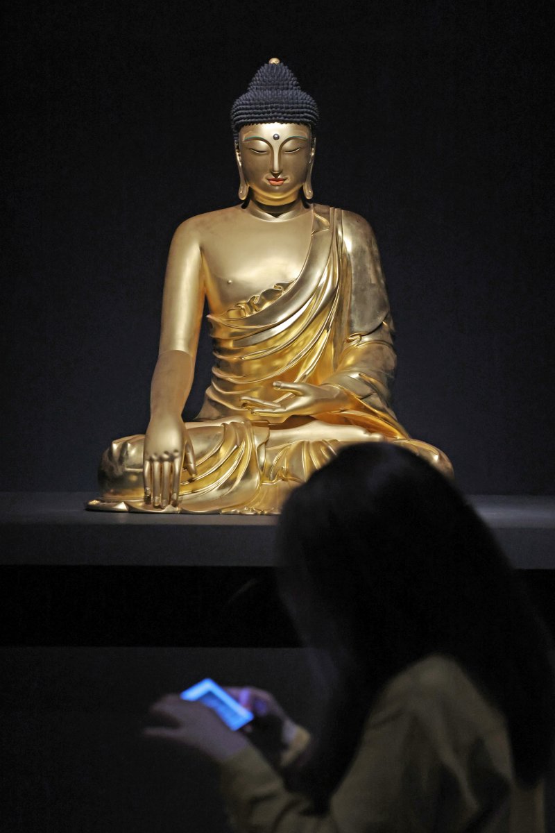 [서울=뉴시스] 박진희 기자 = 국립중앙박물관은 용산 개관 20주년을 맞아 특별전 '새 나라 새 미술: 조선 전기 미술 대전' 언론공개회를 9일 서울 용산구 국립중앙박물관 특별전시실에서 갖고 '조계사 목조여래좌상'을 선보이고 있다. 이번 전시는 조선이라는 새로운 나라의 시작과 함께 꽃핀 15~16세기 당시 미술을 대표하는 691건(도자, 서화, 불교미술 등) 작품의 정수를 한 자리에 모은 대규모 기획이다. 2025.06.09. pak7130@newsis.com