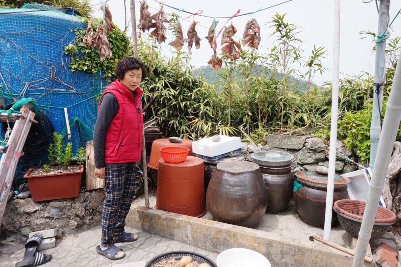 목포에 나가 살다 아픈 남편의 요양을 겸해 고향으로 돌아왔다는 옥도리 김향심 할머니. "커피 한 잔 먹고 가라"며 낯선 방문객을 반겼다.2025.6.13/뉴스1 ⓒ News1 조영석 기자