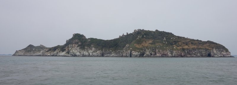 '히야섬'이라고도 불리는 백야도. 정상의 기암괴석을 왕관처럼 쓰고 있다. 환경부가 '특정도서'로 지정,관리하고 있다.2025.6.13/뉴스1 ⓒ News1 조영석 기자