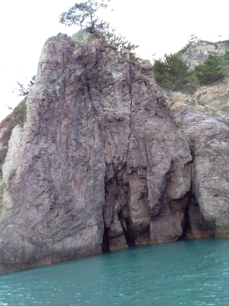 애기어깨바위- 도붓장사 나간 남편을 기다리다 지친 아내가 애기를 업은 채 바다에 빠져 죽은 뒤 생겨났다는 바위. 옥도 동쪽에 있다.(옥도리 이장 김양기씨 제공, 재판매 및 DB금지)