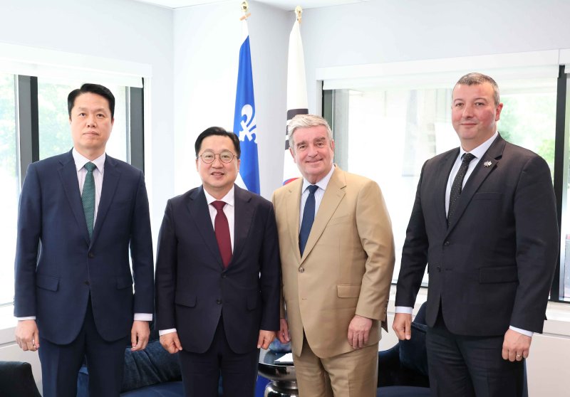 [퀘벡=뉴시스]이장우 대전시장이 13일(현지시간) 캐나다 퀘벡주 정부 청사에서 퀘벡주 대외관계부 차관으로부터 GINI 회원도시 가입 의향서를 전달받고 기념사진을 찍고 있다. 2025. 06. 13 photp@newsis.com *재판매 및 DB 금지