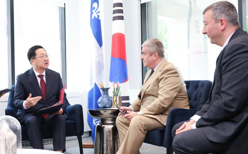 [캐나다=뉴시스]이장우 대전시장이 13일(현지시간) 캐나다 퀘벡주 정부 청사에서 알랭 상스카르티 대외관계부 차관과 환담을 나누고 있다. 2025. 06. 13 photo@newsis.com *재판매 및 DB 금지