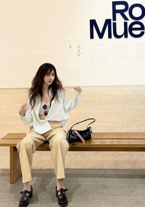 이지아, 크롭톱 입고 전시회…일상 패션도 과감하게 [N샷]