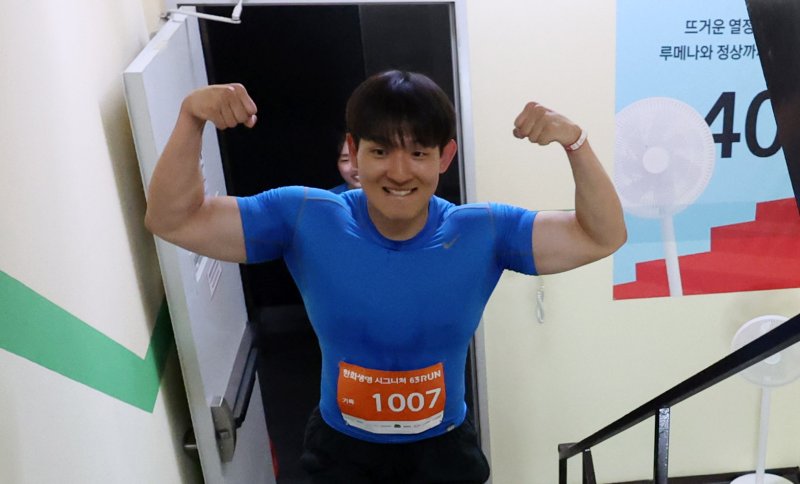 [서울=뉴시스] 추상철 기자 = 14일 오전 서울 영등포구 여의도 63빌딩에서 열린 '한화생명 시그니처 63 RUN' 행사에서 참가자가 40층을 지나고 있다. 2025.06.14. scchoo@newsis.com