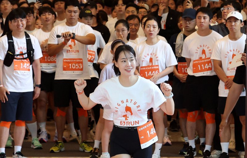 [서울=뉴시스] 추상철 기자 = 14일 오전 서울 영등포구 여의도 63빌딩에서 열린 '한화생명 시그니처 63 RUN' 행사에서 참가자가 출발을 하고 있다. 2025.06.14. scchoo@newsis.com