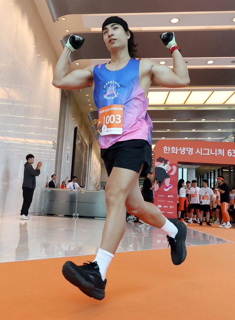 [서울=뉴시스] 추상철 기자 = 14일 오전 서울 영등포구 여의도 63빌딩에서 열린 '한화생명 시그니처 63 RUN' 행사에서 참가자가 출발을 하고 있다. 2025.06.14. scchoo@newsis.com