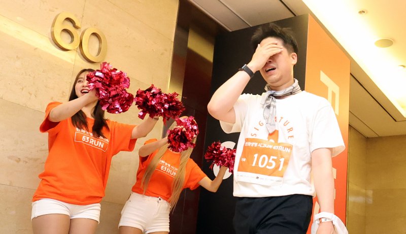 [서울=뉴시스] 추상철 기자 = 14일 오전 서울 영등포구 여의도 63빌딩에서 열린 '한화생명 시그니처 63 RUN' 행사에서 참가자가 60층 피니쉬라인에 도착하고 있다. 2025.06.14. scchoo@newsis.com