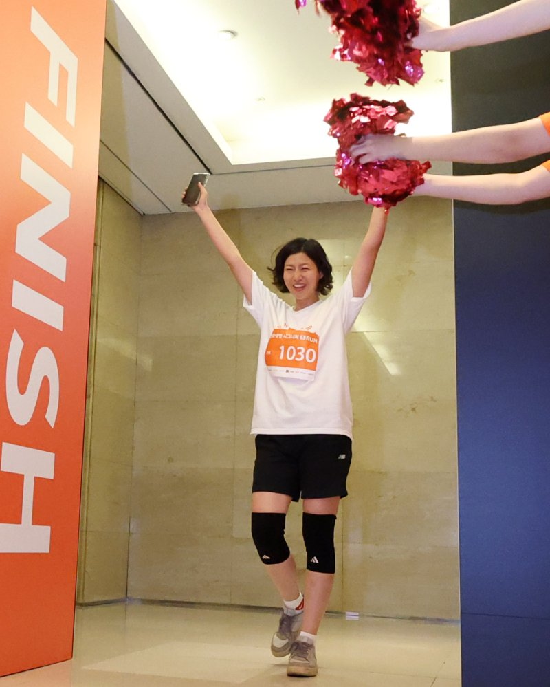 [서울=뉴시스] 추상철 기자 = 14일 오전 서울 영등포구 여의도 63빌딩에서 열린 '한화생명 시그니처 63 RUN' 행사에서 참가자가 60층 피니쉬라인에 도착하고 있다. 2025.06.14. scchoo@newsis.com