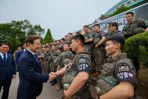 이재명 온라인 바카라이 지난 13일 경기 연천군 25사단 비룡전망대를 찾아 접경지역에 있는 군 장병들을 격려하고 있다. (이재명 온라인 바카라 SNS 캡처. 재판매 및 DB 금지) 2025.6.14/뉴스1