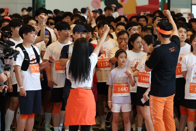 14일 오전 서울 여의도 63빌딩에서 열린 '한화생명 시그니처 63 RUN'에서 참가자들이 60층을 향해 출발하기 전 파이팅을 외치고 있다. 2025.6.14/뉴스1 ⓒ News1 장수영 기자