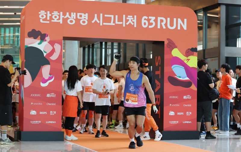 14일 오전 서울 여의도 63빌딩에서 열린 '한화생명 시그니처 63 RUN'에서 참가자가 60층을 향해 출발하고 있다. 2025.6.14/뉴스1 ⓒ News1 장수영 기자