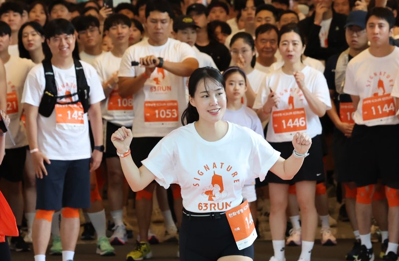 14일 오전 서울 여의도 63빌딩에서 열린 '한화생명 시그니처 63 RUN'에서 참가자가 60층을 향해 출발하고 있다. 2025.6.14/뉴스1 ⓒ News1 장수영 기자