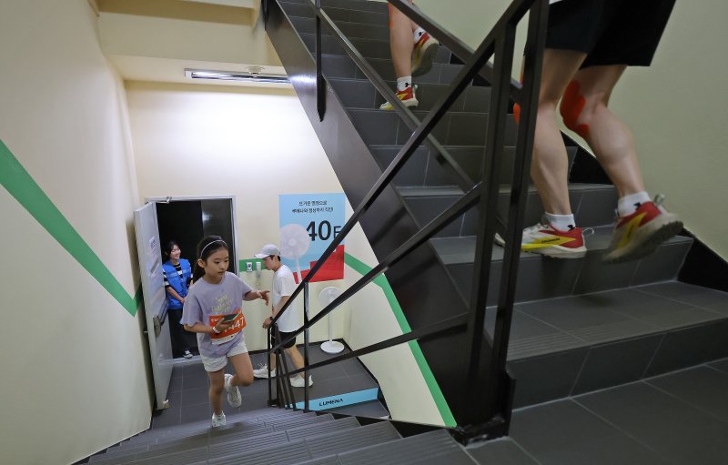 14일 오전 서울 여의도 63빌딩에서 열린 '한화생명 시그니처 63 RUN'에서 어린이 참가자가 60층을 향해 계단을 오르고 있다. 2025.6.14/뉴스1 ⓒ News1 장수영 기자