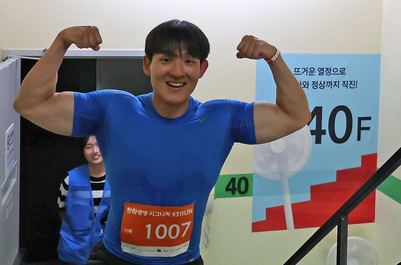 14일 오전 서울 여의도 63빌딩에서 열린 '한화생명 시그니처 63 RUN'에서 참가자가 60층을 향해 계단을 오르고 있다. 2025.6.14/뉴스1 ⓒ News1 장수영 기자