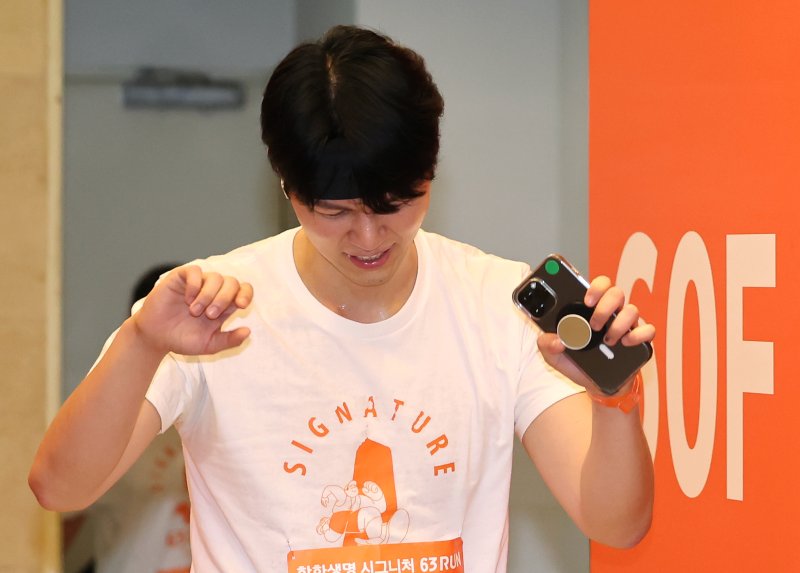 14일 오전 서울 여의도 63빌딩에서 열린 '한화생명 시그니처 63 RUN'에서 참가자가 60층 피니시 지점에 도착하고 있다. 2025.6.14/뉴스1 ⓒ News1 장수영 기자