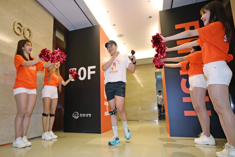 14일 오전 서울 여의도 63빌딩에서 열린 '한화생명 시그니처 63 RUN'에서 참가자가 60층 피니시 라인을 통과하고 있다. 2025.6.14/뉴스1 ⓒ News1 장수영 기자