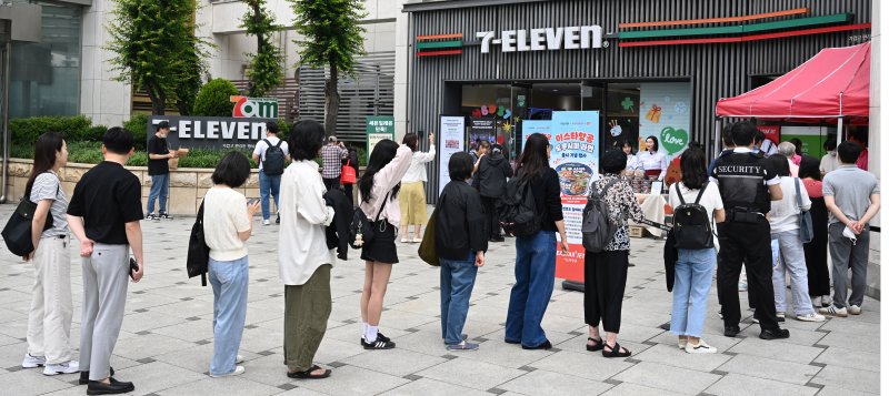 [서울=뉴시스] 추상철 기자 = 28일 오전 서울 송파구 세븐일레븐 챌린지스토어점 앞에서 열린 '이스타항공, 세븐일레븐X하림 도쿠시마 컵라면 출시 기념 행사'에서 시민들이 이벤트에 참여하기 위해 길게 줄 서 있다. 이스타항공이 일본 도쿠시마 노선을 홍보하기 출시한 이 라면은 28일부터 전국 세븐일레븐에서 구매할 수 있으며, 6월부터는 이스타항공 기내에서도 만나볼 수 있다. 2025.05.28. scchoo@newsis.com