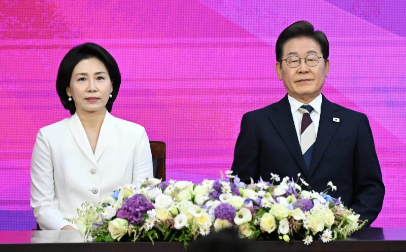 라이브 바카라사이트 라이브 바카라사이트이 취임 선서를 하기 위해 지난 4일 오전 김혜경 여사와 함께 서울 여의도 국회에 도착해 자리에 앉아 있다. /사진=뉴스1